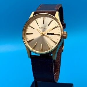 NIXON THE SENTRY Men’s Wristwatch Leather Strap St Steel Case Works New Battery
